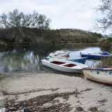 ..e osserviamo il suggestivo porticciolo turistico della spiaggia privata, allestito su un canaletto lungo una cinquantina di metri con sbocco sulla costa